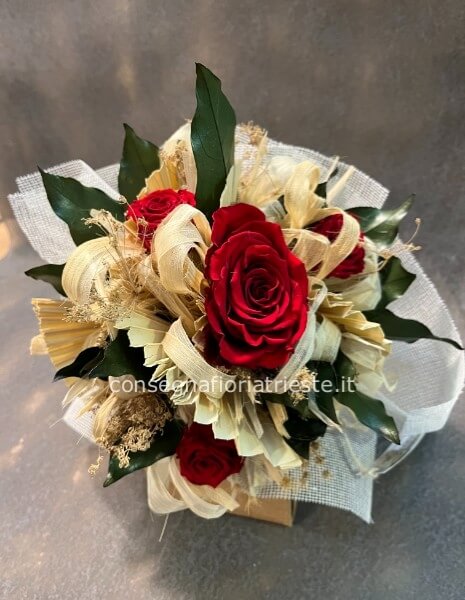Bouquet di fiori secchi e rosa stabilizzata