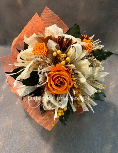 bouquet di fiori secchi colorato con rose stabilizzate arancio
