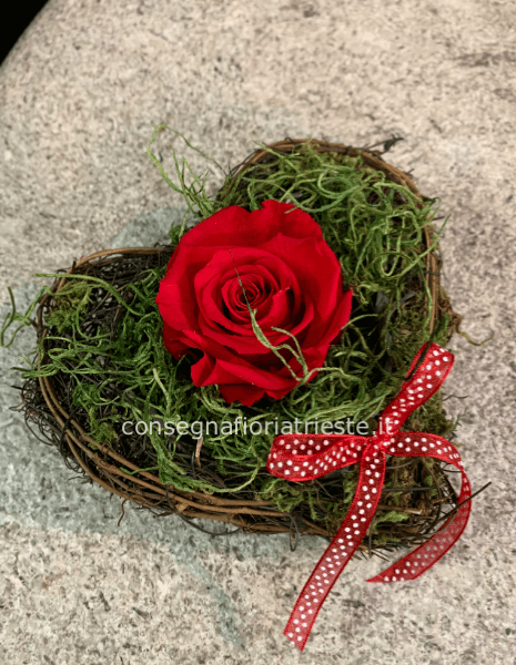 composizione con rosa stabilizzata in cuore di vimini