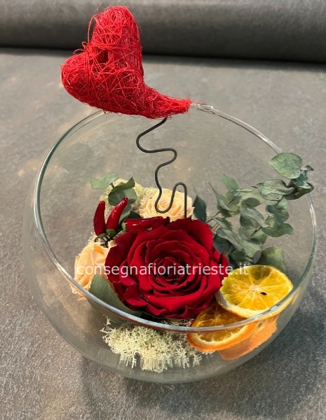 boccia in vetro con rosa stabilizzata e arance profumate